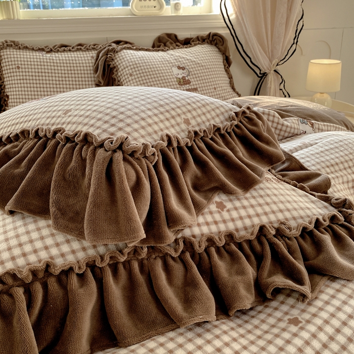 91家纺网 家纺一手货源 找家纺 云木里 2025新款热卖大宽花边牛奶绒床盖款四件套 美拉德猫