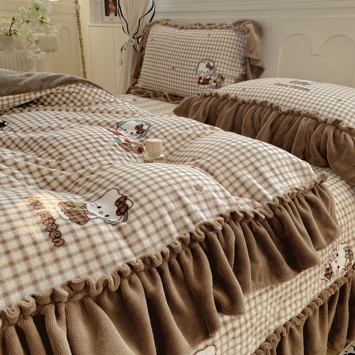 91家纺网 家纺一手货源 找家纺 云木里 2025新款热卖大宽花边牛奶绒床盖款四件套 美拉德猫