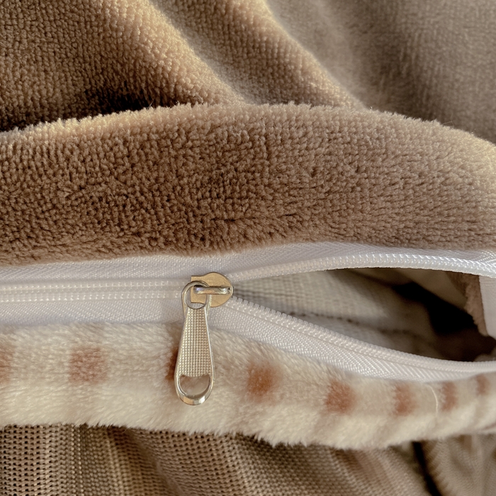 91家纺网 家纺一手货源 找家纺 云木里 2025新款热卖大宽花边牛奶绒床盖款四件套 美拉德猫