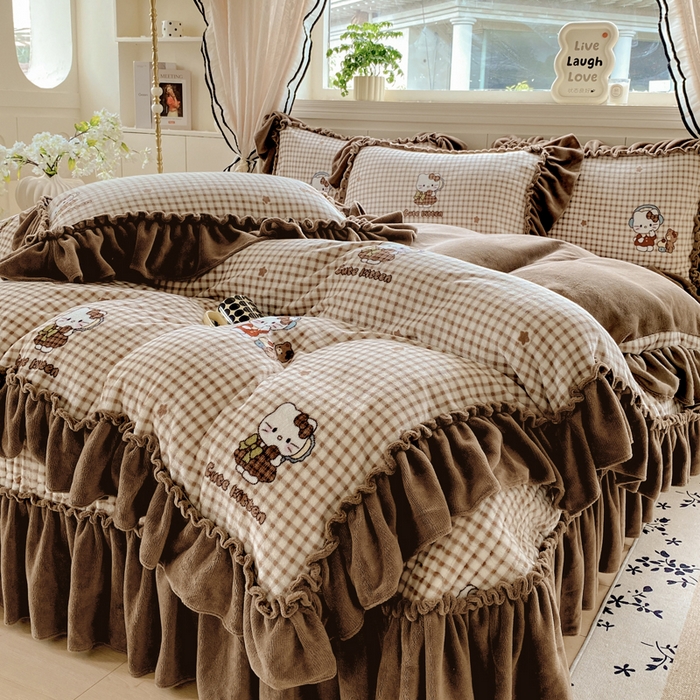 91家纺网 家纺一手货源 找家纺 云木里 2025新款热卖大宽花边牛奶绒床盖款四件套 美拉德猫