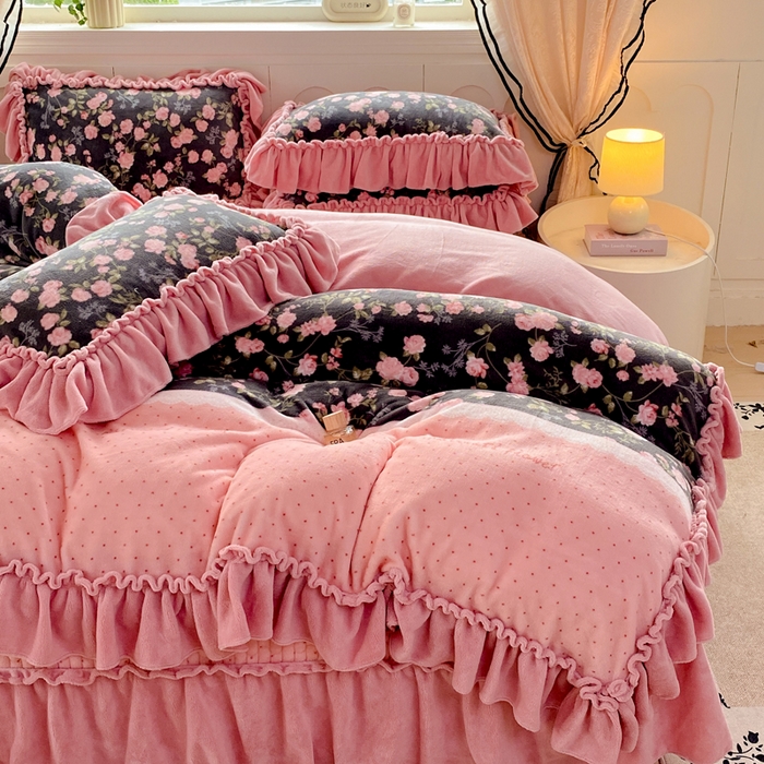 91家纺网 家纺一手货源 找家纺 云木里 2025新款热卖大宽花边牛奶绒床盖款四件套 幽香