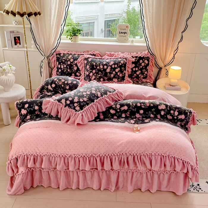 91家纺网 家纺一手货源 找家纺 云木里 2025新款热卖大宽花边牛奶绒床盖款四件套 幽香