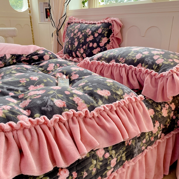 91家纺网 家纺一手货源 找家纺 云木里 2025新款热卖大宽花边牛奶绒床盖款四件套 幽香