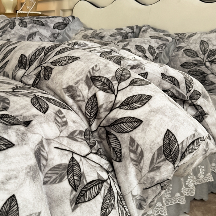 91家纺网 家纺一手货源 找家纺 雅眠居 2025新款直播爆款牛奶绒印花床盖四件套双层蕾丝花边床裙单件三件套 一路繁花