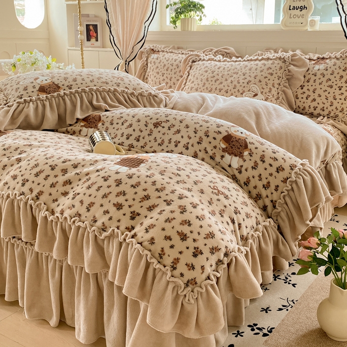 91家纺网 家纺一手货源 找家纺 云木里 2025新款热卖大宽花边牛奶绒床盖款四件套 织梦空间