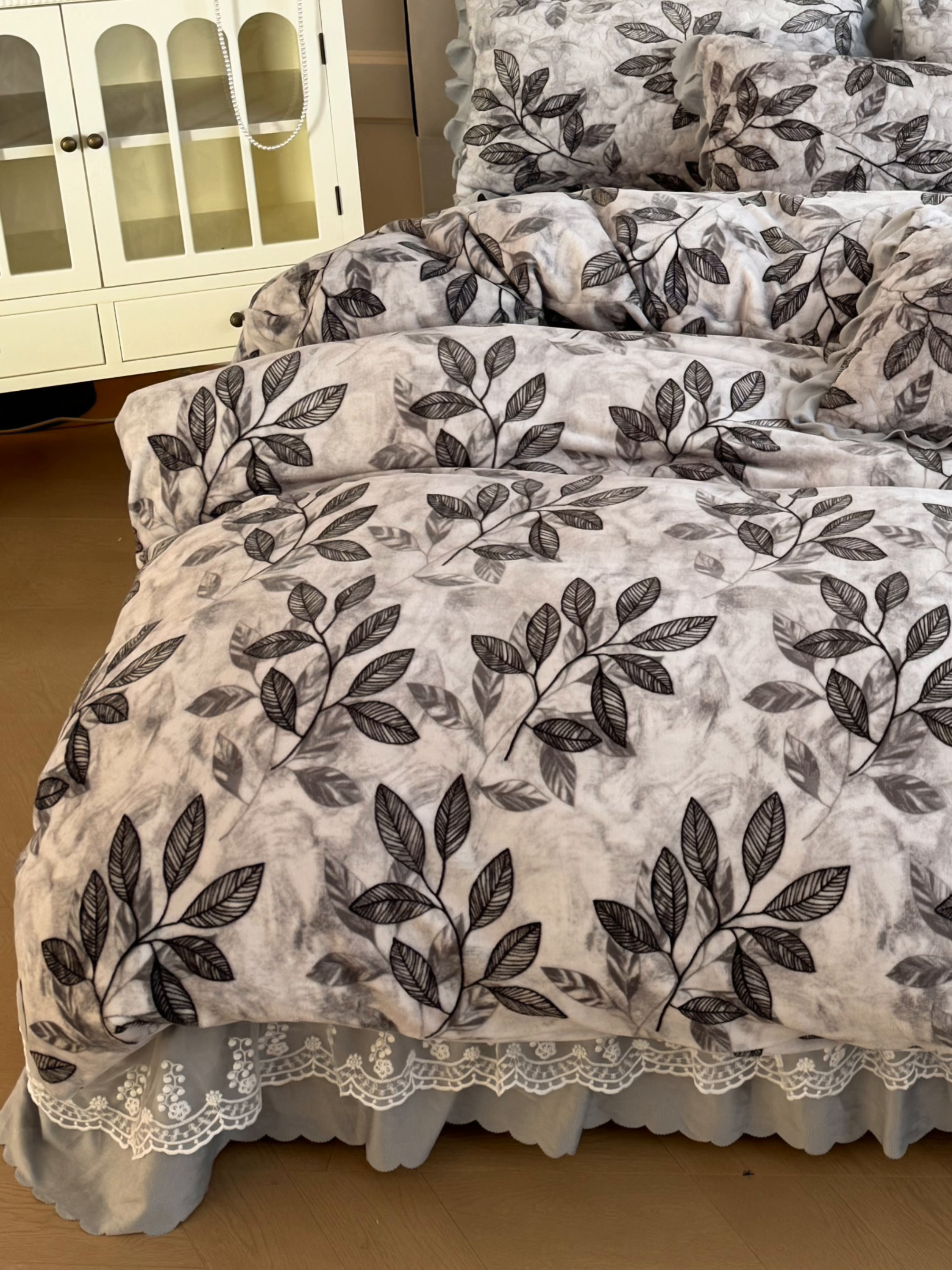 91家纺网 家纺一手货源 找家纺 雅眠居 2025新款直播爆款牛奶绒印花床盖四件套双层蕾丝花边床裙单件三件套 一路繁花