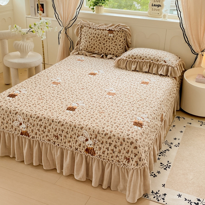 91家纺网 家纺一手货源 找家纺 云木里 2025新款热卖大宽花边牛奶绒床盖款四件套 织梦空间