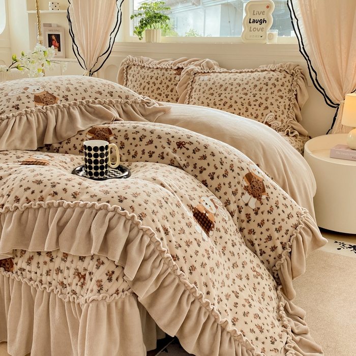 91家纺网 家纺一手货源 找家纺 云木里 2025新款热卖大宽花边牛奶绒床盖款四件套 织梦空间