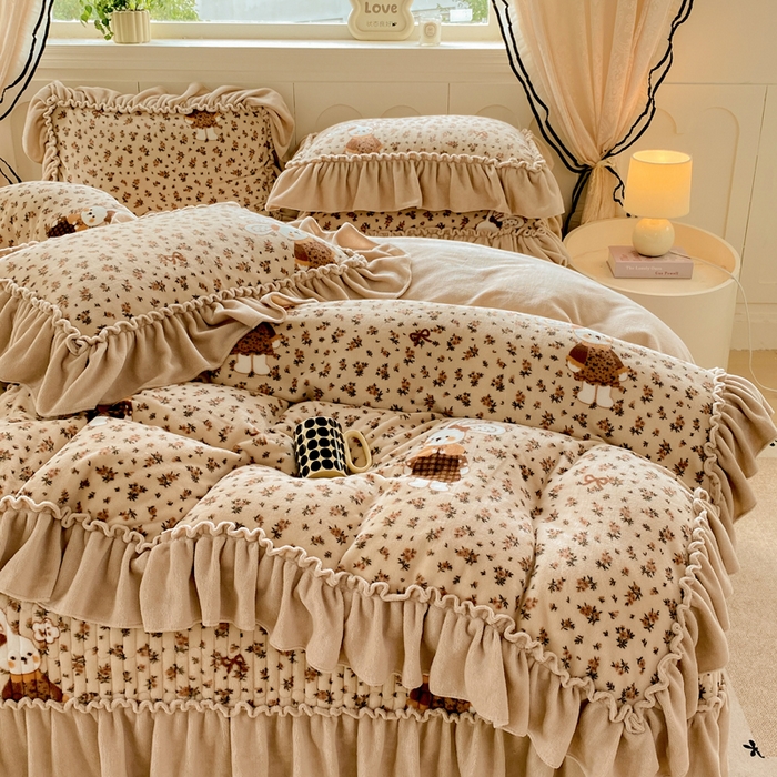 91家纺网 家纺一手货源 找家纺 云木里 2025新款热卖大宽花边牛奶绒床盖款四件套 织梦空间