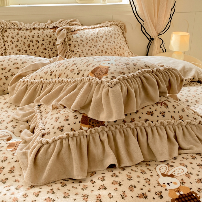 91家纺网 家纺一手货源 找家纺 云木里 2025新款热卖大宽花边牛奶绒床盖款四件套 织梦空间