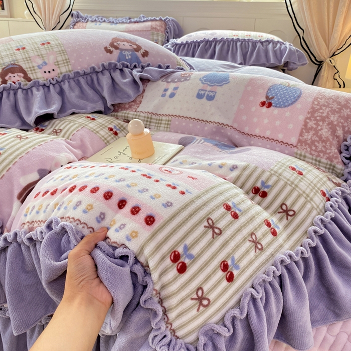 91家纺网 家纺一手货源 找家纺 云木里 2025新款热卖大宽花边牛奶绒床盖款四件套 紫色日记