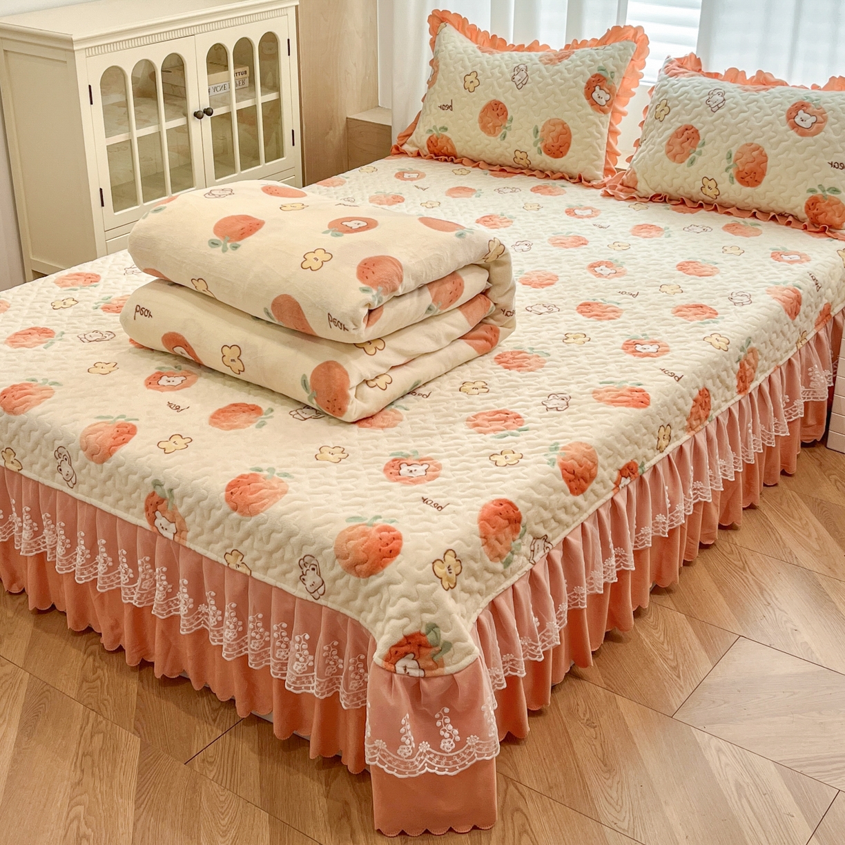 91家纺网 家纺一手货源 找家纺 （总）金梦家居 2025新款高克重牛奶绒印花床盖四件套