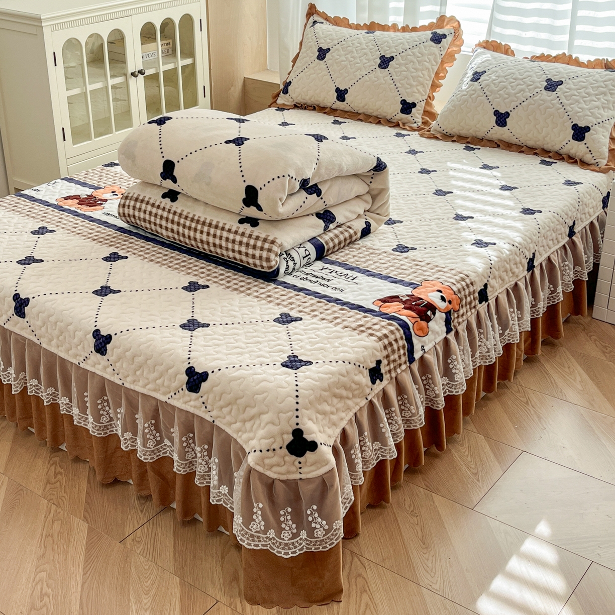 91家纺网 家纺一手货源 找家纺 （总）金梦家居 2025新款高克重牛奶绒印花床盖四件套