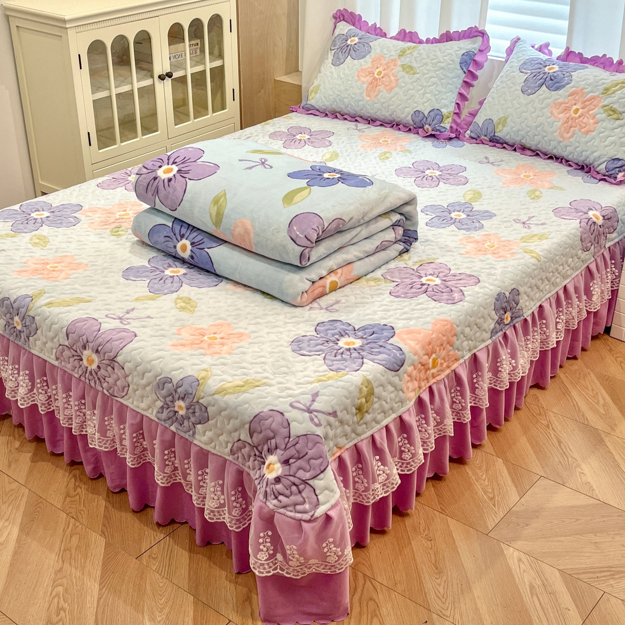 91家纺网 家纺一手货源 找家纺 （总）金梦家居 2025新款高克重牛奶绒印花床盖四件套