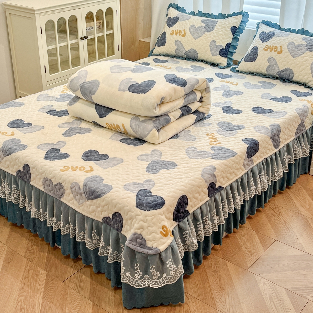 91家纺网 家纺一手货源 找家纺 （总）金梦家居 2025新款高克重牛奶绒印花床盖四件套