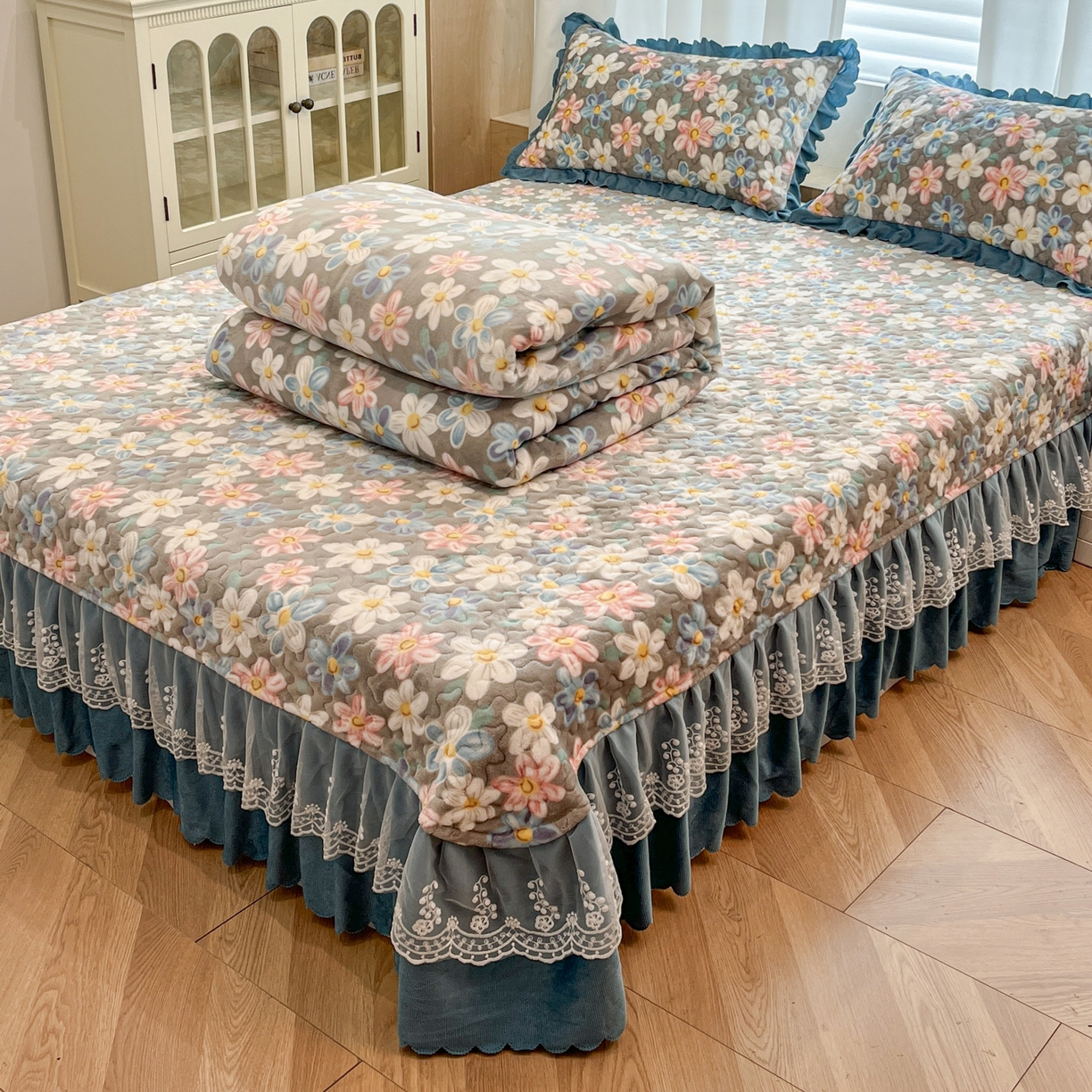 91家纺网 家纺一手货源 找家纺 （总）金梦家居 2025新款高克重牛奶绒印花床盖四件套