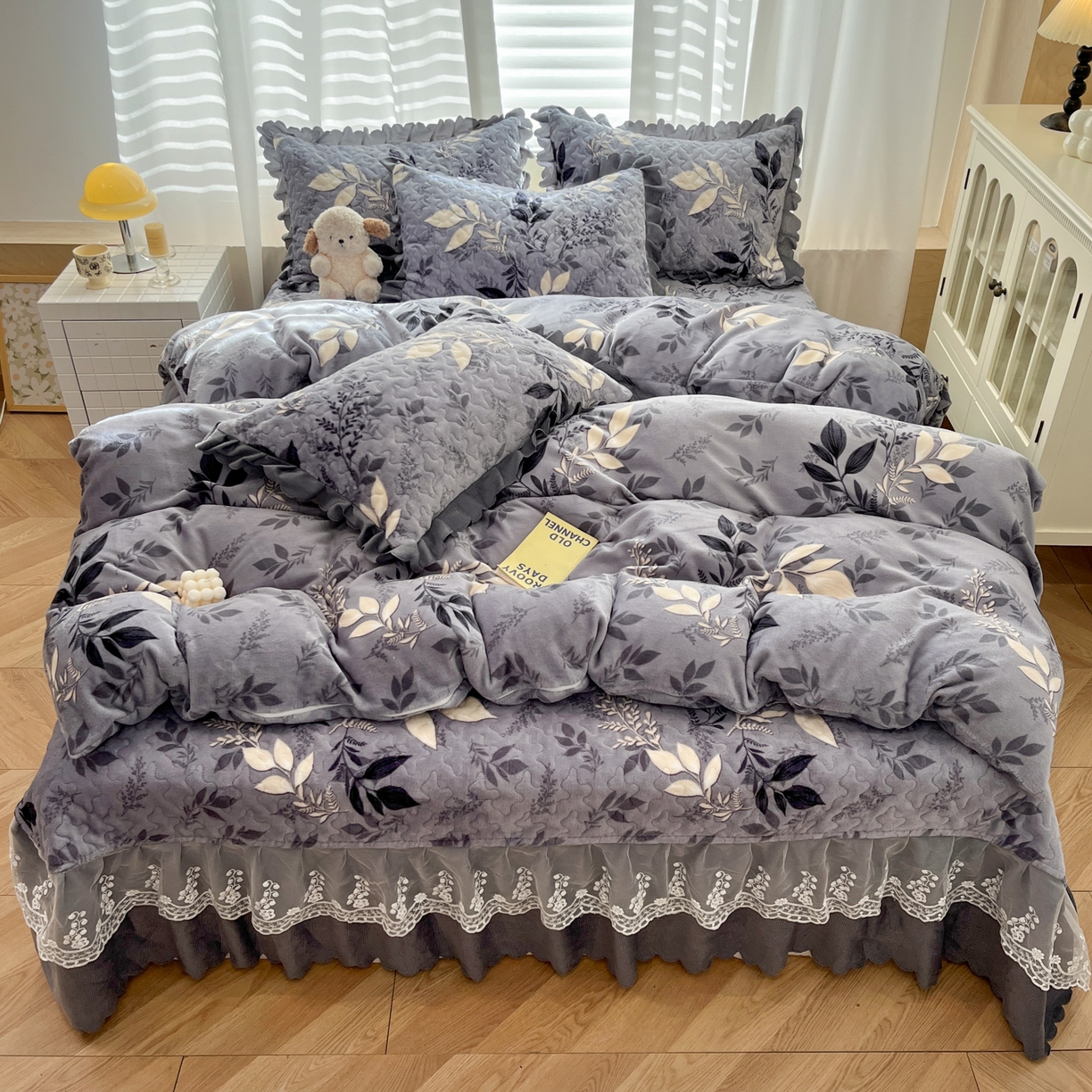 91家纺网 家纺一手货源 找家纺 金梦家居 2025新款高克重牛奶绒印花床盖四件套 风华叶茂