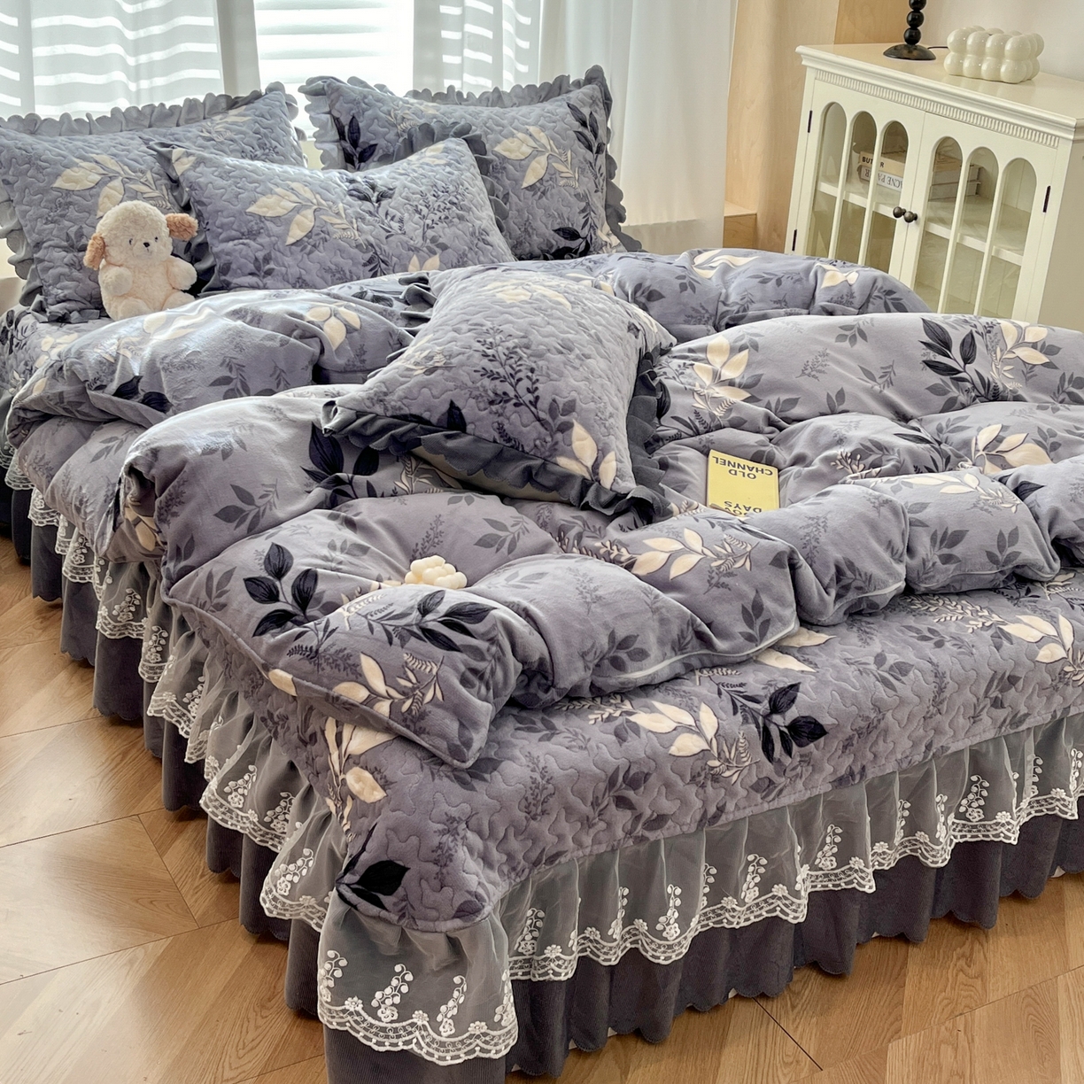 91家纺网 家纺一手货源 找家纺 金梦家居 2025新款高克重牛奶绒印花床盖四件套 风华叶茂