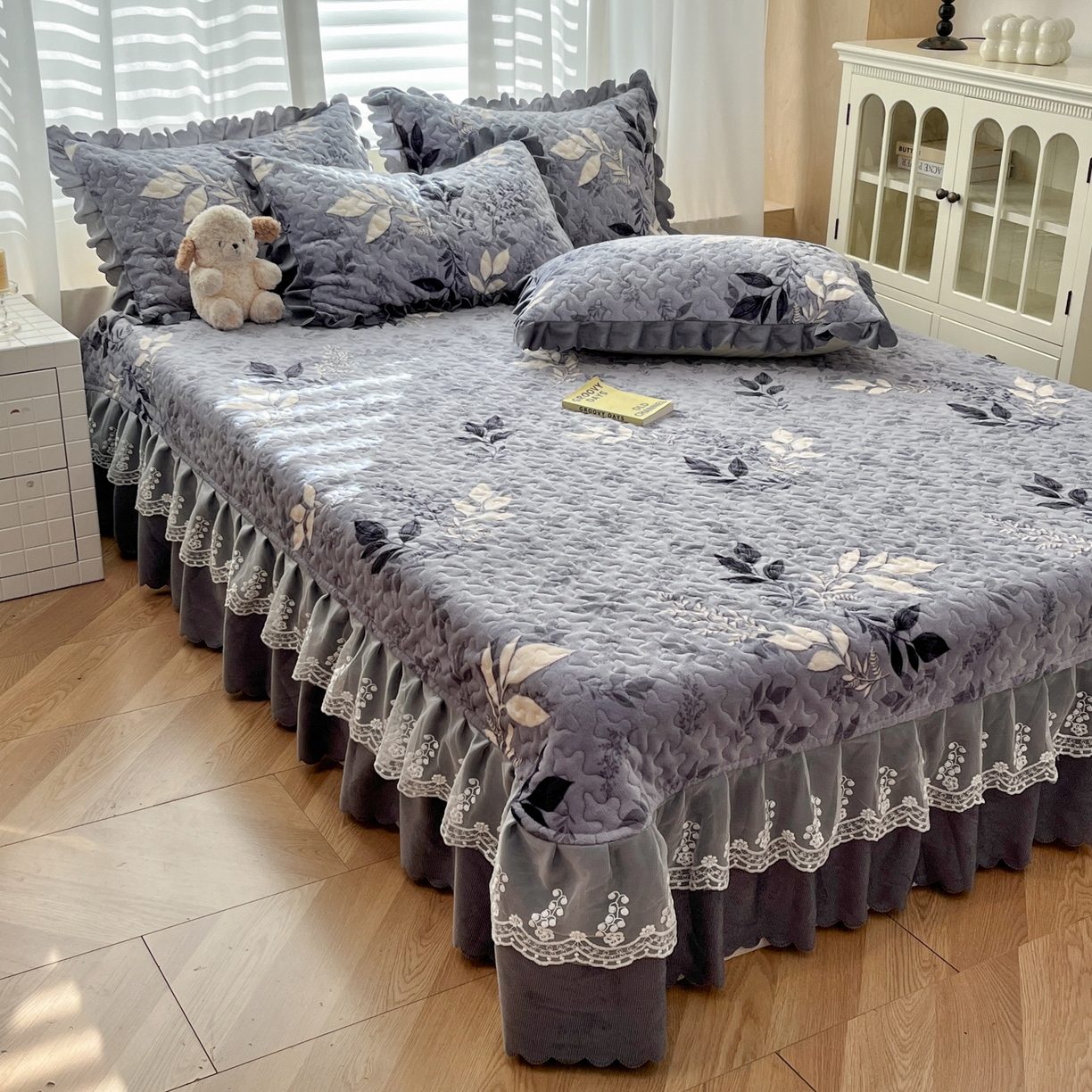 91家纺网 家纺一手货源 找家纺 金梦家居 2025新款高克重牛奶绒印花床盖四件套 风华叶茂