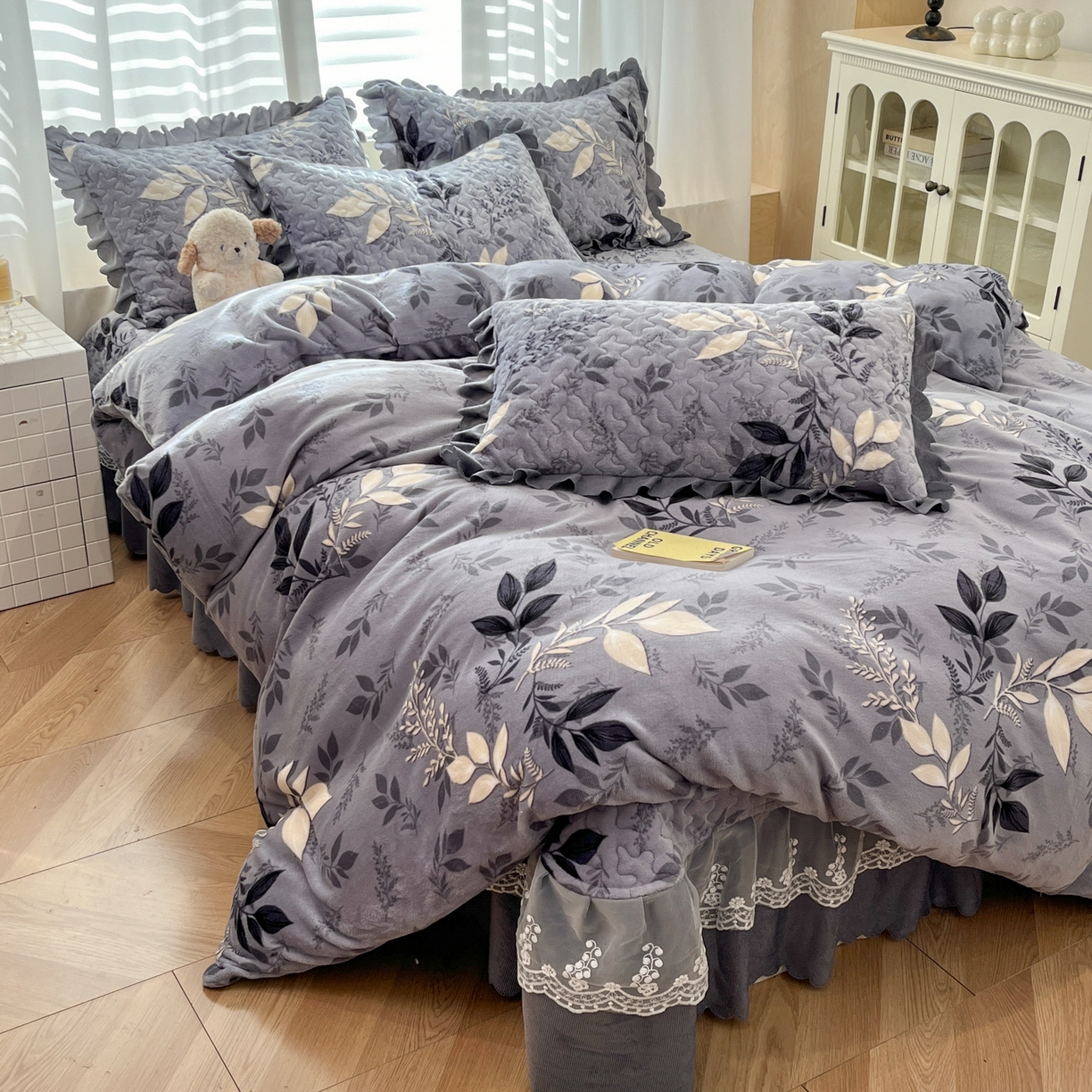 91家纺网 家纺一手货源 找家纺 金梦家居 2025新款高克重牛奶绒印花床盖四件套 风华叶茂