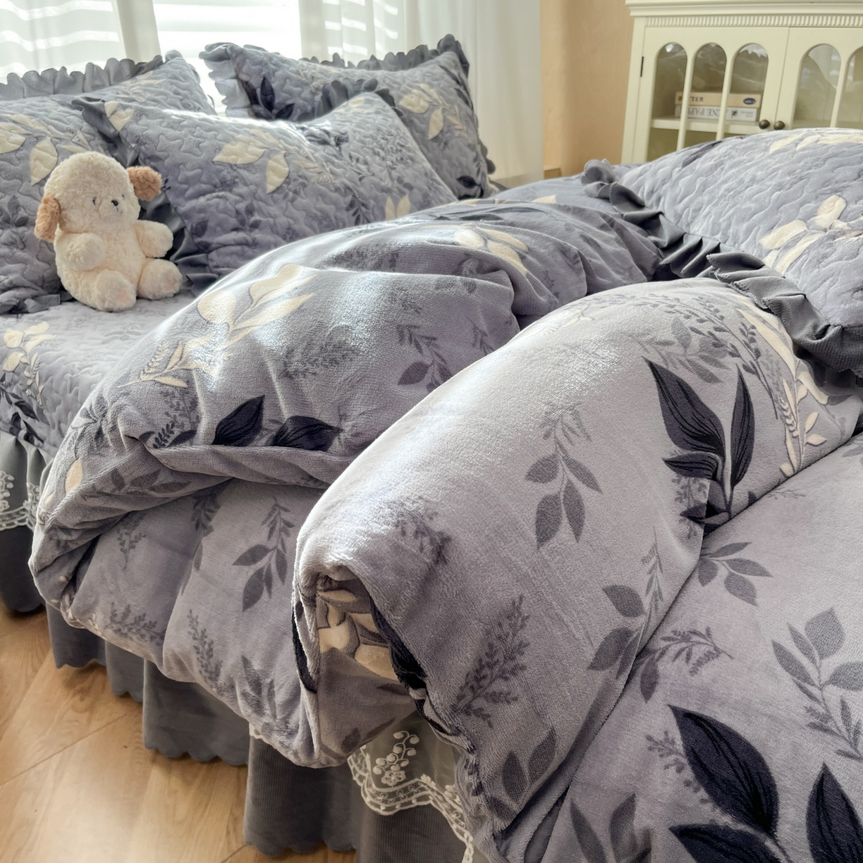 91家纺网 家纺一手货源 找家纺 金梦家居 2025新款高克重牛奶绒印花床盖四件套 风华叶茂