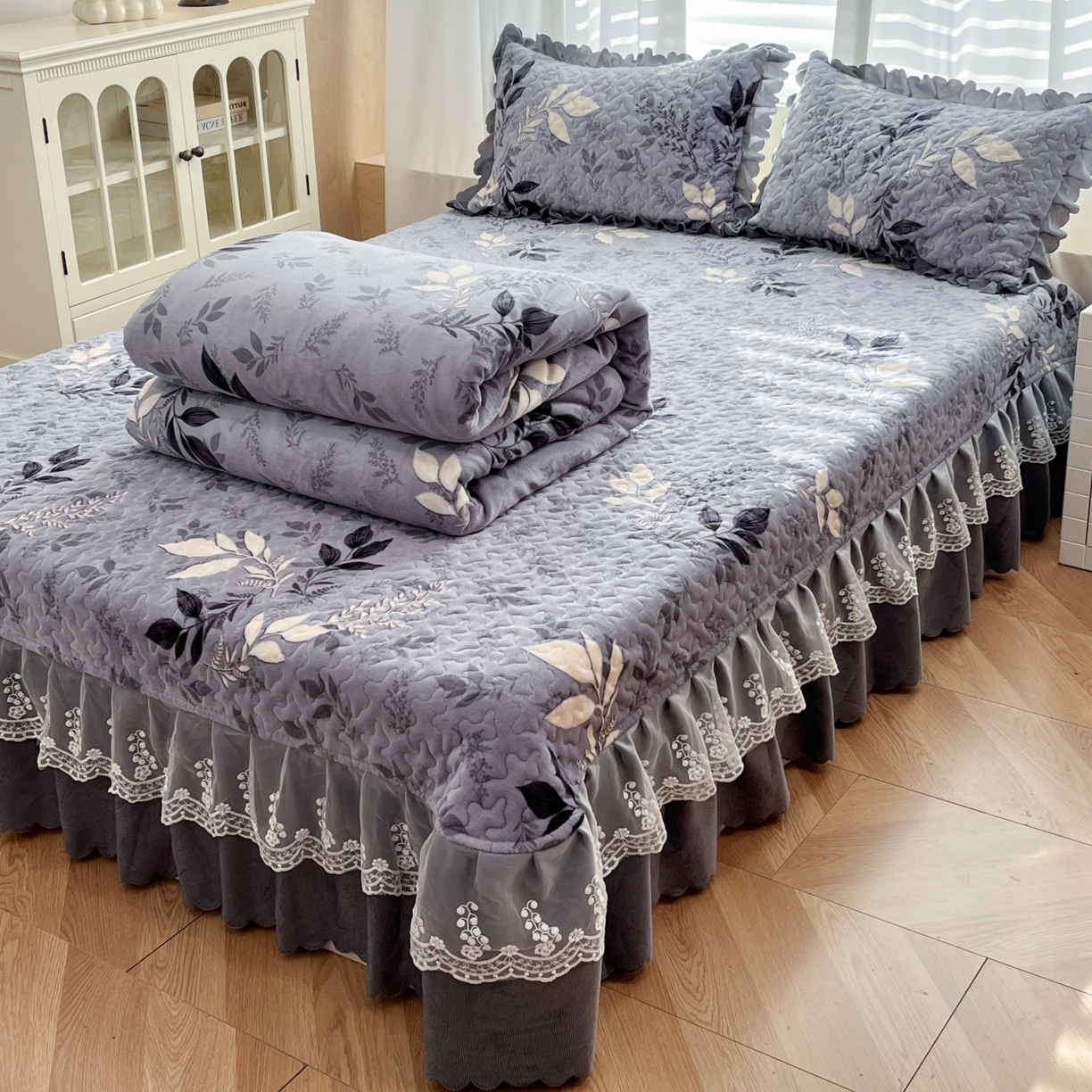 金梦家居 2025新款高克重牛奶绒印花床盖四件套 风华叶茂