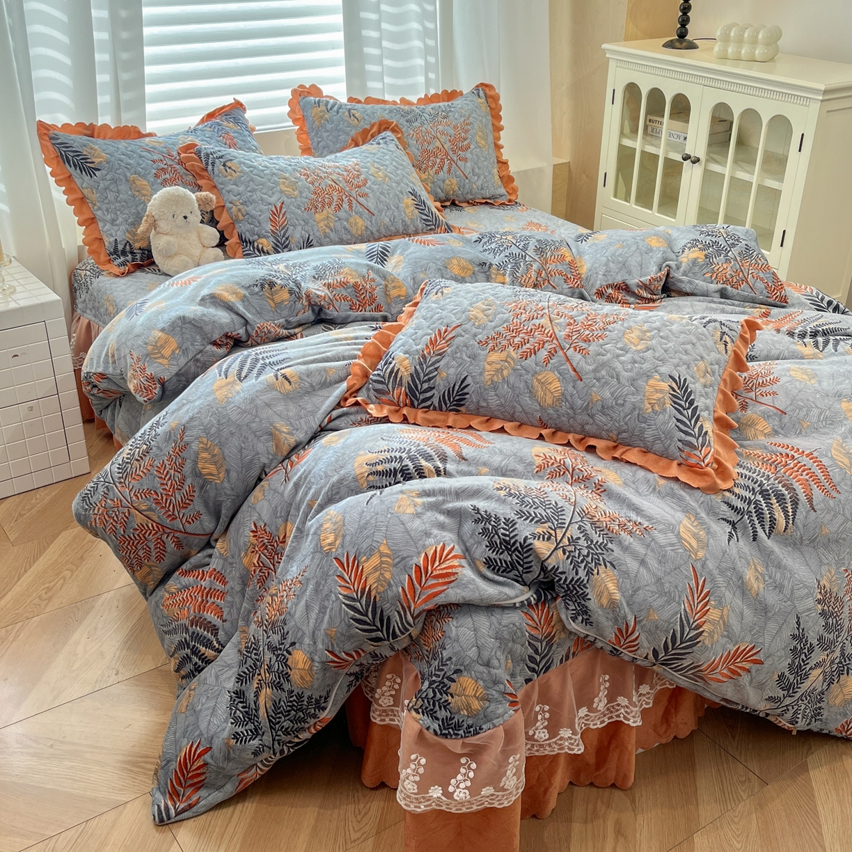 91家纺网 家纺一手货源 找家纺 金梦家居 2025新款高克重牛奶绒印花床盖四件套 一叶知秋