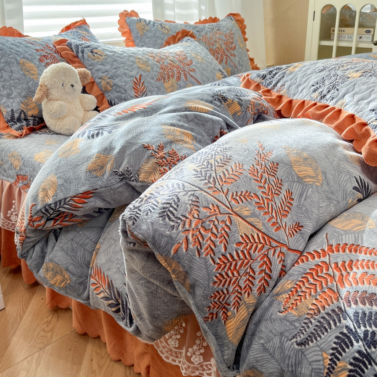 91家纺网 家纺一手货源 找家纺 金梦家居 2025新款高克重牛奶绒印花床盖四件套 一叶知秋