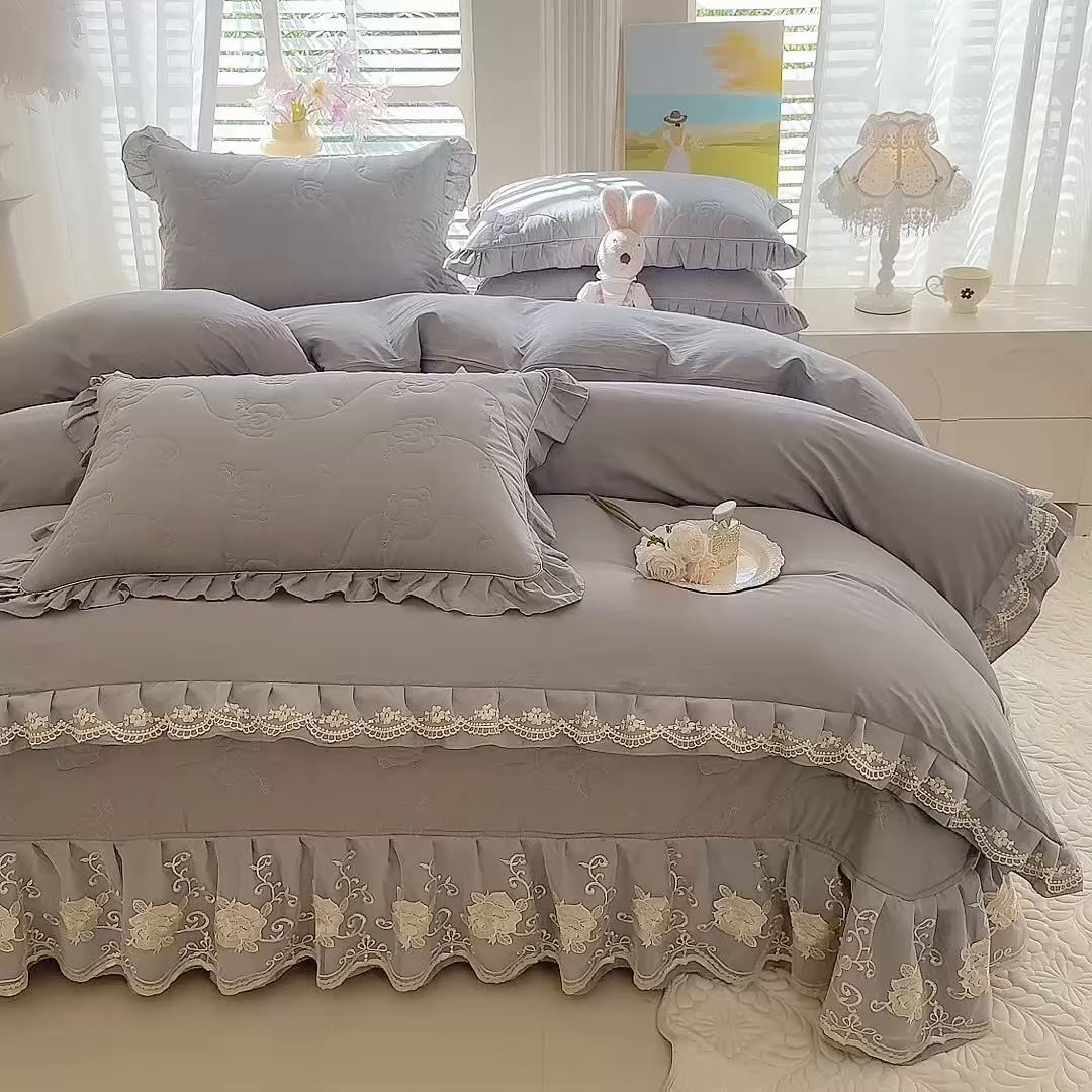 91家纺网 家纺一手货源 找家纺 美达家纺 2025新款玫瑰系列全棉夹棉床盖四件套 玫瑰-浅灰