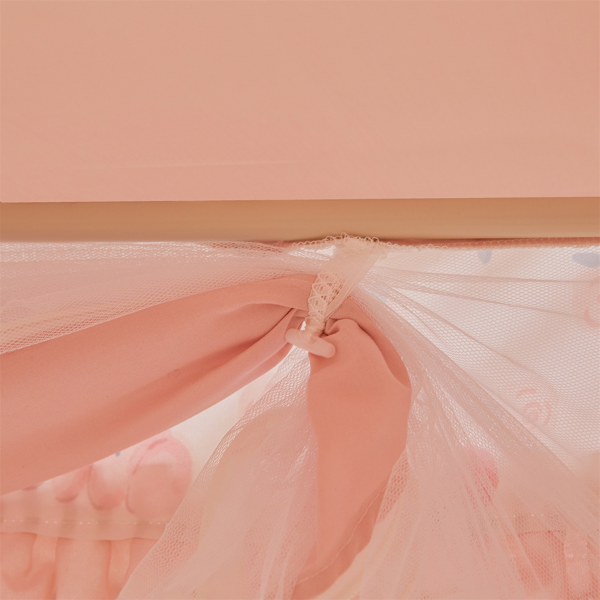 91家纺网 家纺一手货源 找家纺 艾晶美家纺有限公司 2025新款韩版坐床夹棉保暖遮光蚊帐 夹棉款-玫瑰小熊