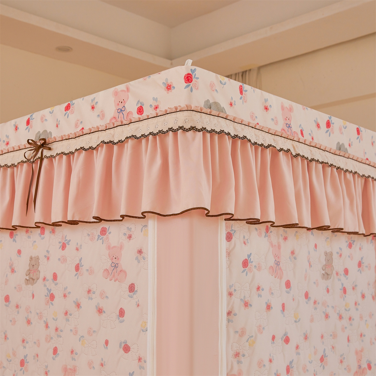 91家纺网 家纺一手货源 找家纺 艾晶美家纺有限公司 2025新款韩版坐床夹棉保暖遮光蚊帐 夹棉款-玫瑰小熊