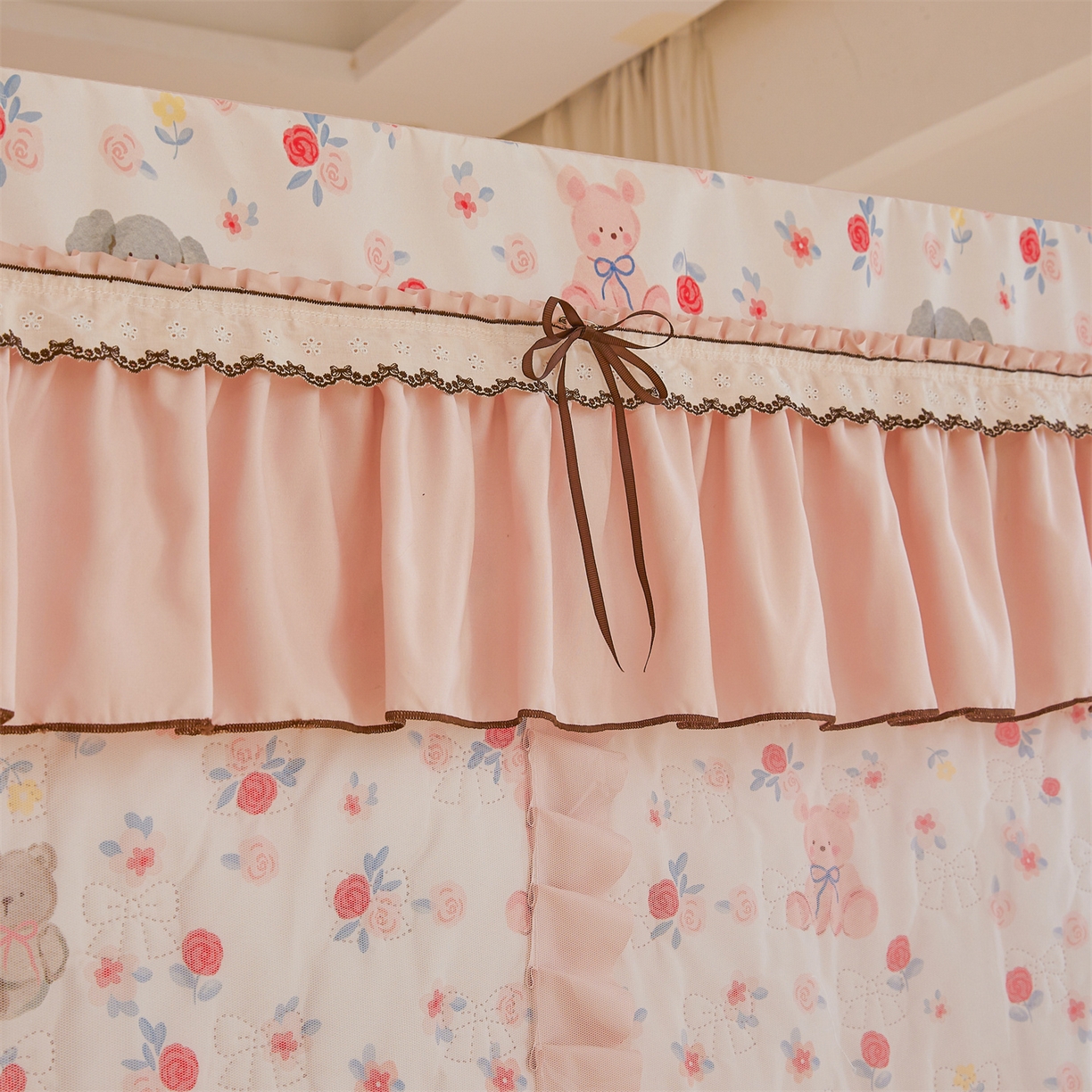 91家纺网 家纺一手货源 找家纺 艾晶美家纺有限公司 2025新款韩版坐床夹棉保暖遮光蚊帐 夹棉款-玫瑰小熊