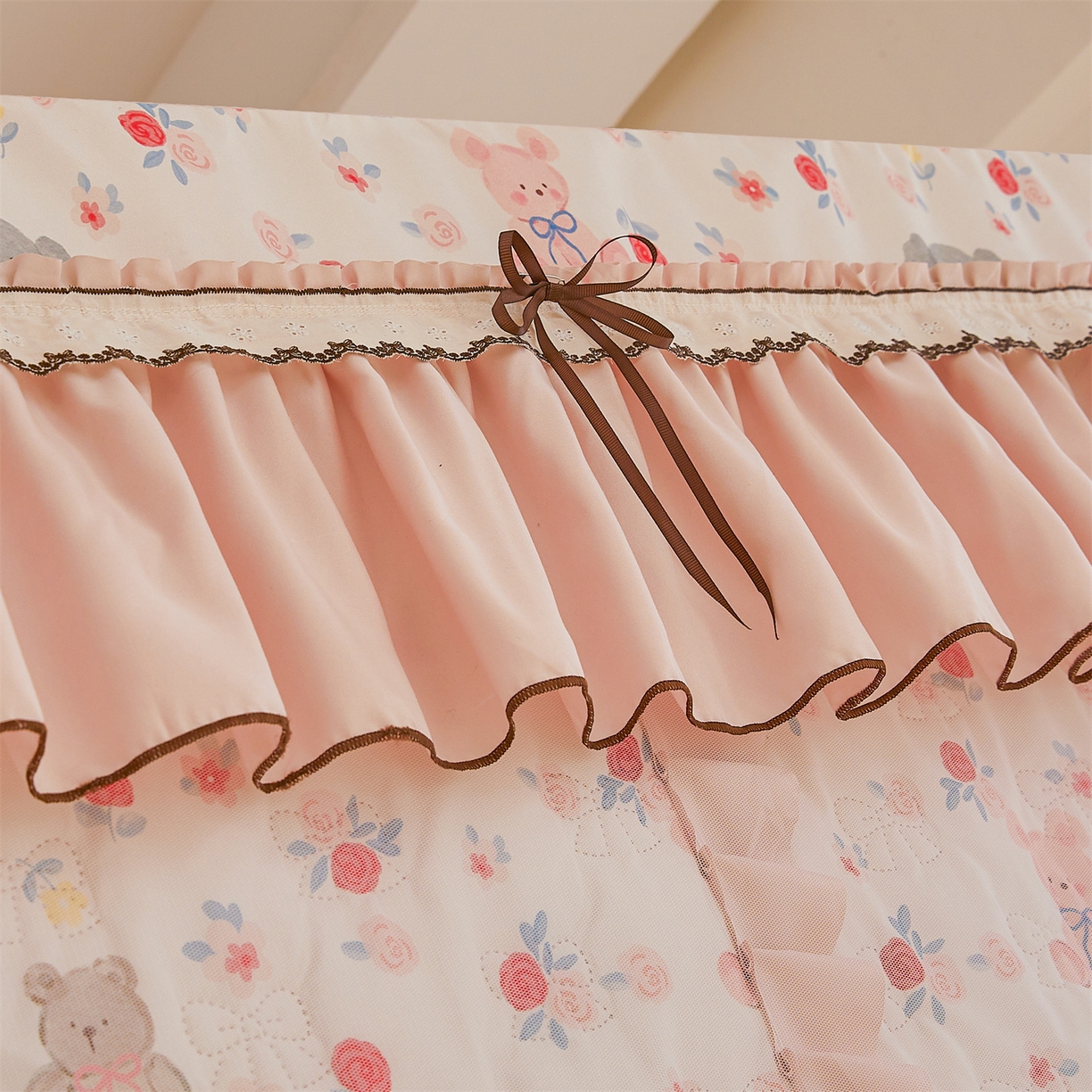 91家纺网 家纺一手货源 找家纺 艾晶美家纺有限公司 2025新款韩版坐床夹棉保暖遮光蚊帐 夹棉款-玫瑰小熊