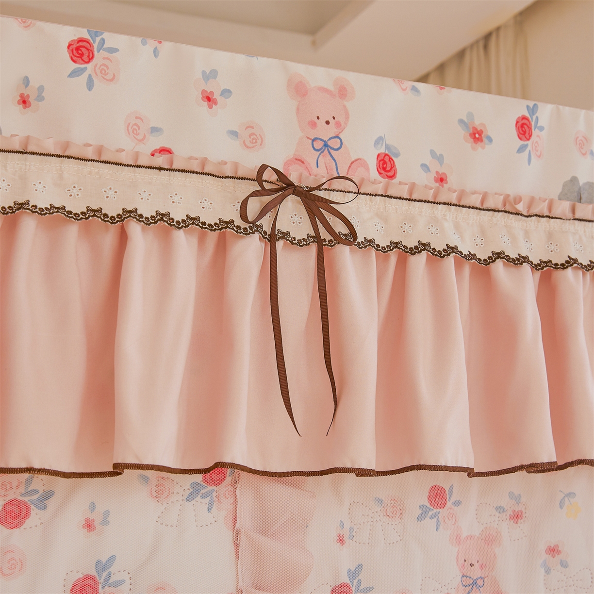 91家纺网 家纺一手货源 找家纺 艾晶美家纺有限公司 2025新款韩版坐床夹棉保暖遮光蚊帐 夹棉款-玫瑰小熊