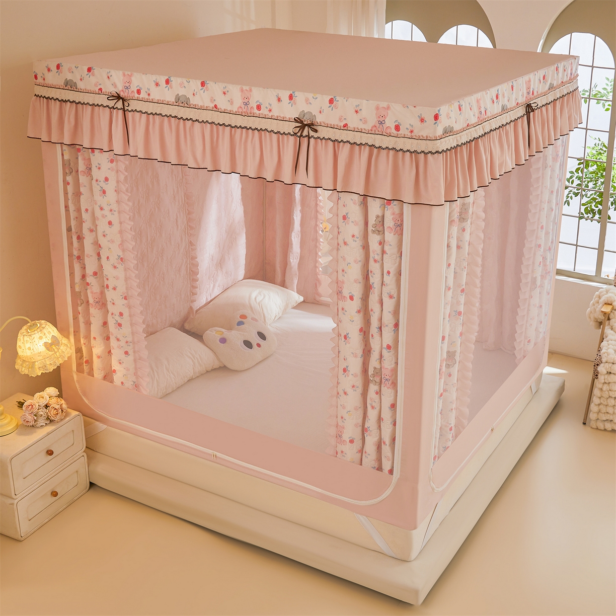 91家纺网 家纺一手货源 找家纺 艾晶美家纺有限公司 2025新款韩版坐床夹棉保暖遮光蚊帐 夹棉款-玫瑰小熊