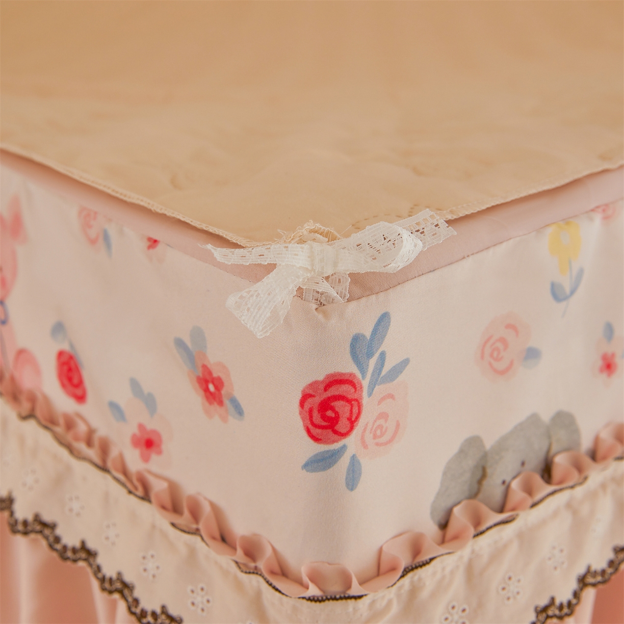 91家纺网 家纺一手货源 找家纺 艾晶美家纺有限公司 2025新款韩版坐床夹棉保暖遮光蚊帐 夹棉款-玫瑰小熊