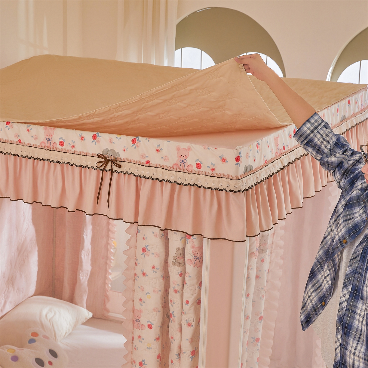 91家纺网 家纺一手货源 找家纺 艾晶美家纺有限公司 2025新款韩版坐床夹棉保暖遮光蚊帐 夹棉款-玫瑰小熊