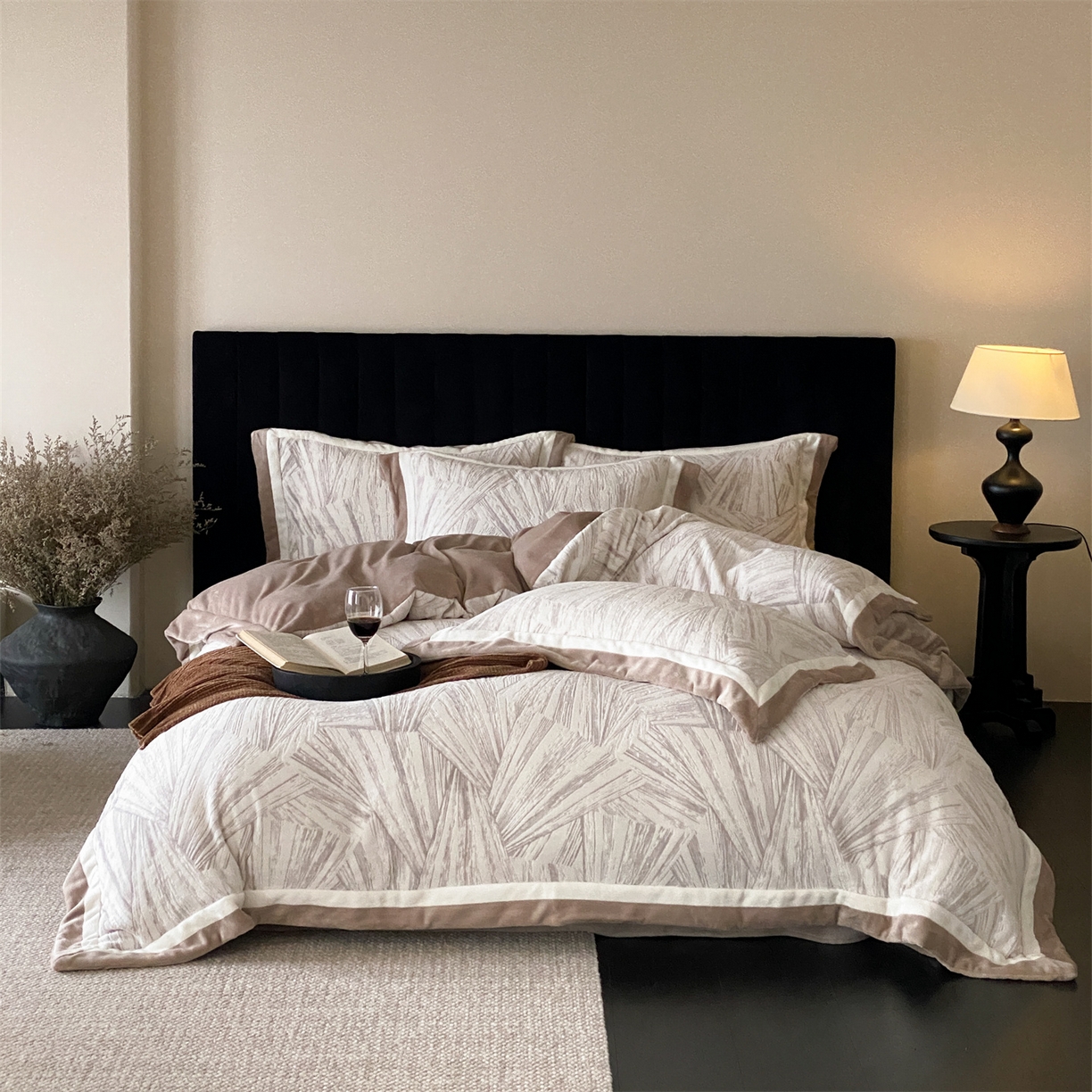 91家纺网 家纺一手货源 找家纺 馨蕊 2025新款意大利进口雕花绒拼角工艺秋冬轻奢煦暖绒系列-绒慕笙 会员-10【券后控价268/288】 绒慕笙-可可棕