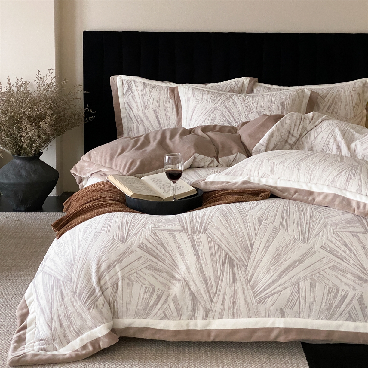 91家纺网 家纺一手货源 找家纺 馨蕊 2025新款意大利进口雕花绒拼角工艺秋冬轻奢煦暖绒系列-绒慕笙 会员-10【券后控价268/288】 绒慕笙-可可棕