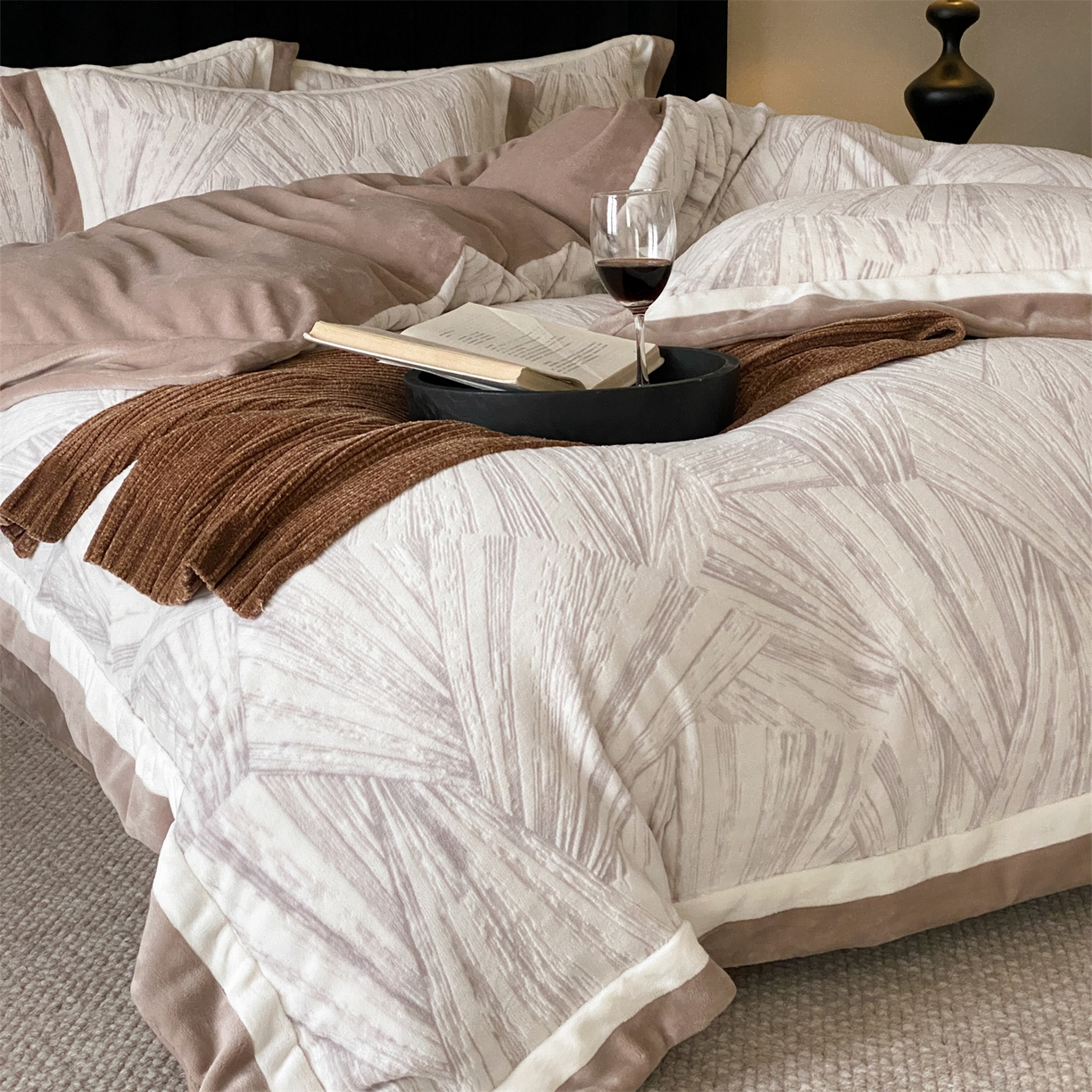 91家纺网 家纺一手货源 找家纺 馨蕊 2025新款意大利进口雕花绒拼角工艺秋冬轻奢煦暖绒系列-绒慕笙 会员-10【券后控价268/288】 绒慕笙-可可棕