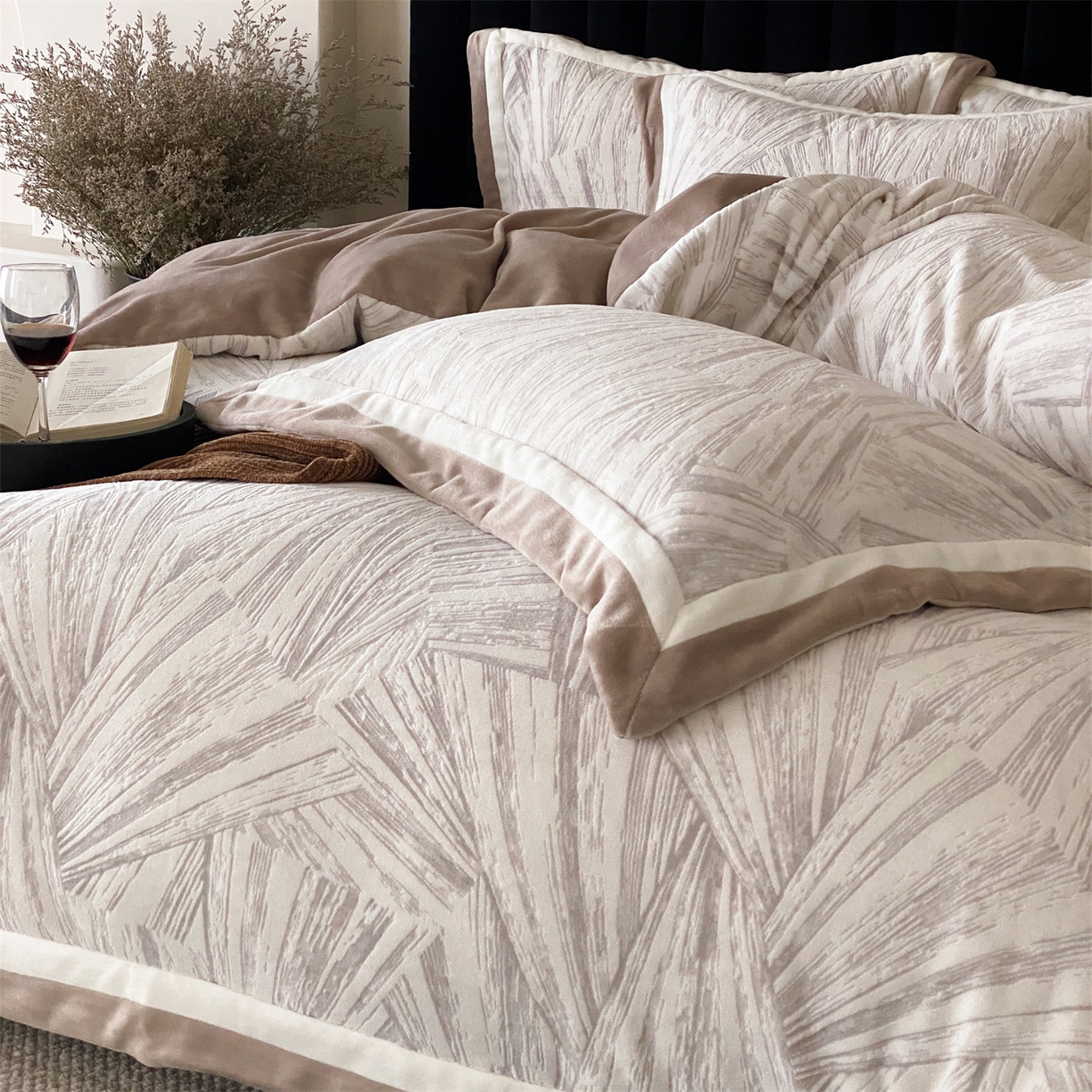 91家纺网 家纺一手货源 找家纺 馨蕊 2025新款意大利进口雕花绒拼角工艺秋冬轻奢煦暖绒系列-绒慕笙 会员-10【券后控价268/288】 绒慕笙-可可棕