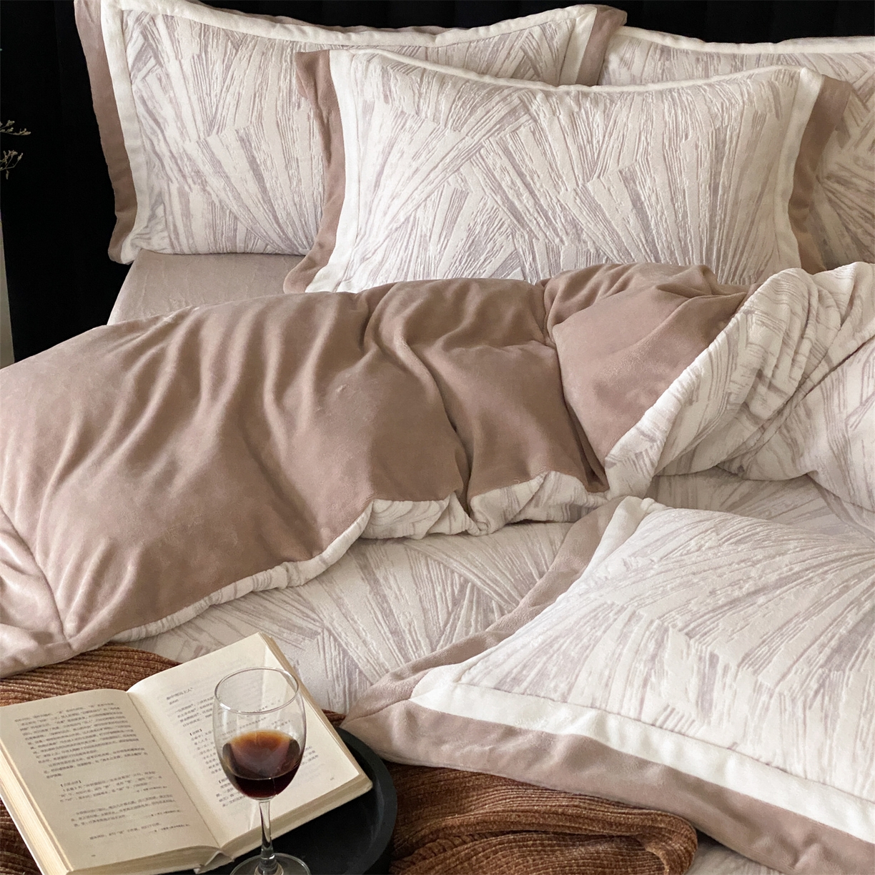 91家纺网 家纺一手货源 找家纺 馨蕊 2025新款意大利进口雕花绒拼角工艺秋冬轻奢煦暖绒系列-绒慕笙 会员-10【券后控价268/288】 绒慕笙-可可棕