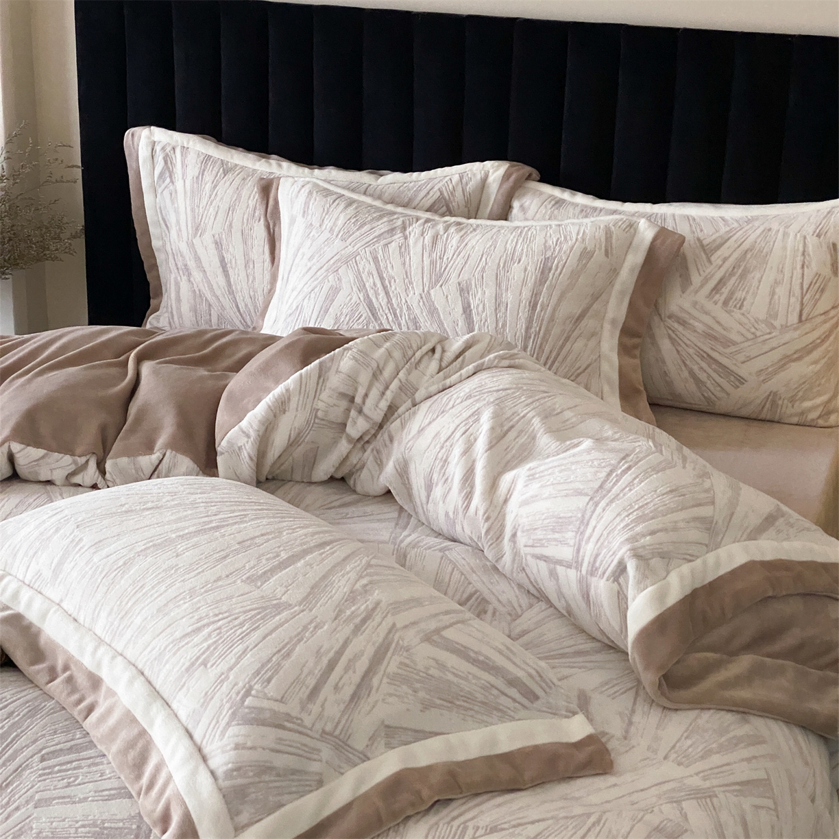 91家纺网 家纺一手货源 找家纺 馨蕊 2025新款意大利进口雕花绒拼角工艺秋冬轻奢煦暖绒系列-绒慕笙 会员-10【券后控价268/288】 绒慕笙-可可棕