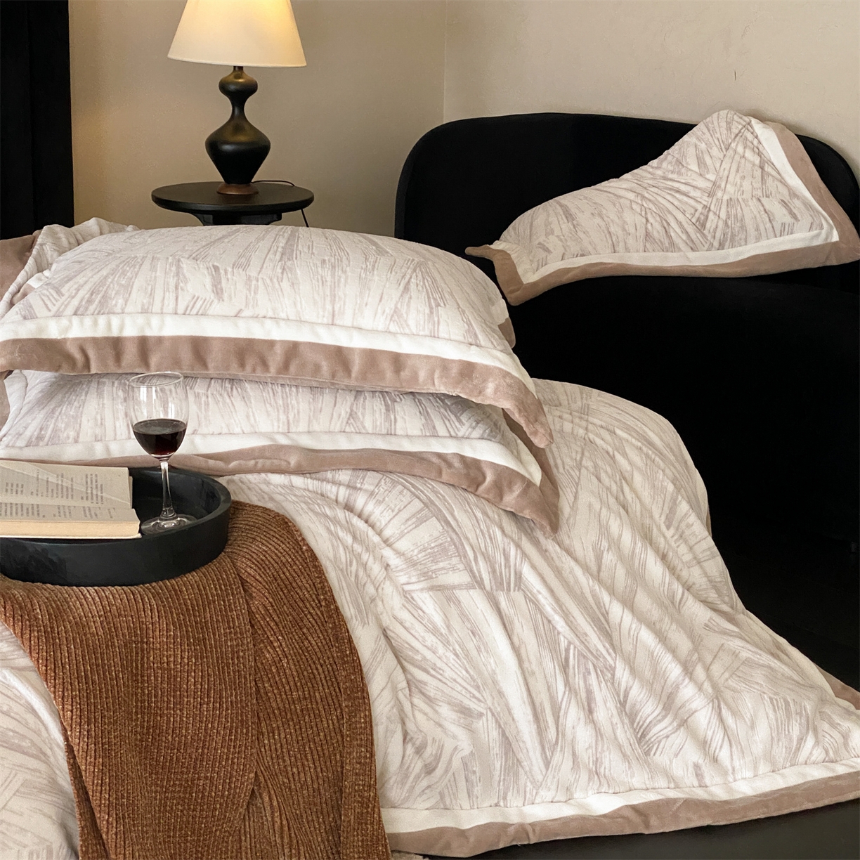 91家纺网 家纺一手货源 找家纺 馨蕊 2025新款意大利进口雕花绒拼角工艺秋冬轻奢煦暖绒系列-绒慕笙 会员-10【券后控价268/288】 绒慕笙-可可棕