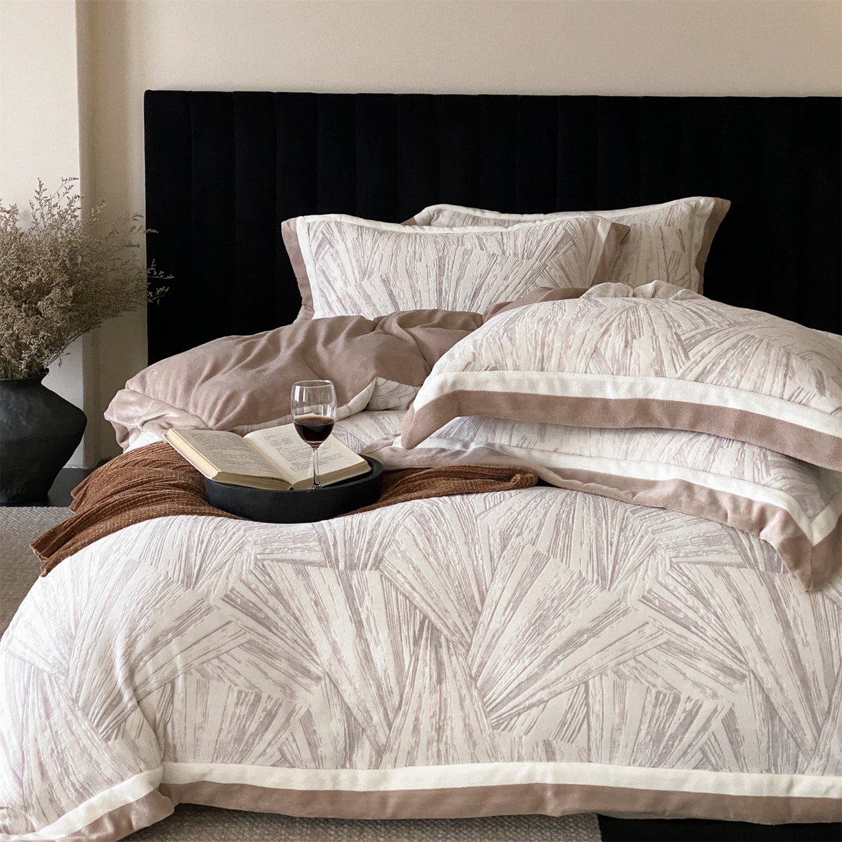 91家纺网 家纺一手货源 找家纺 馨蕊 2025新款意大利进口雕花绒拼角工艺秋冬轻奢煦暖绒系列-绒慕笙 会员-10【券后控价268/288】 绒慕笙-可可棕