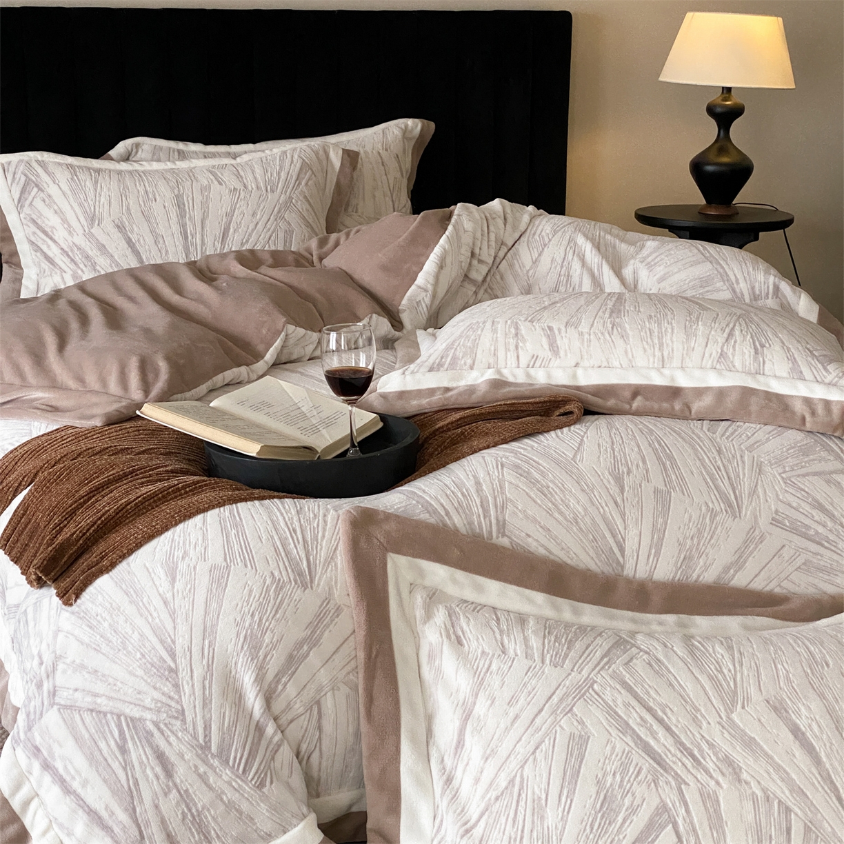 91家纺网 家纺一手货源 找家纺 馨蕊 2025新款意大利进口雕花绒拼角工艺秋冬轻奢煦暖绒系列-绒慕笙 会员-10【券后控价268/288】 绒慕笙-可可棕