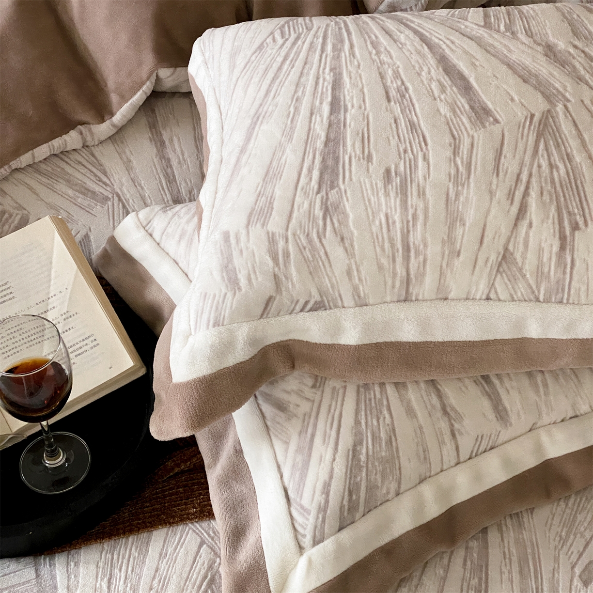 91家纺网 家纺一手货源 找家纺 馨蕊 2025新款意大利进口雕花绒拼角工艺秋冬轻奢煦暖绒系列-绒慕笙 会员-10【券后控价268/288】 绒慕笙-可可棕