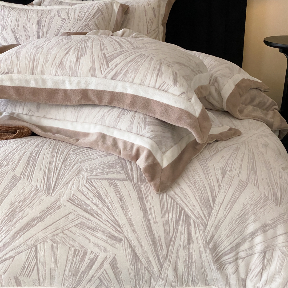 91家纺网 家纺一手货源 找家纺 馨蕊 2025新款意大利进口雕花绒拼角工艺秋冬轻奢煦暖绒系列-绒慕笙 会员-10【券后控价268/288】 绒慕笙-可可棕