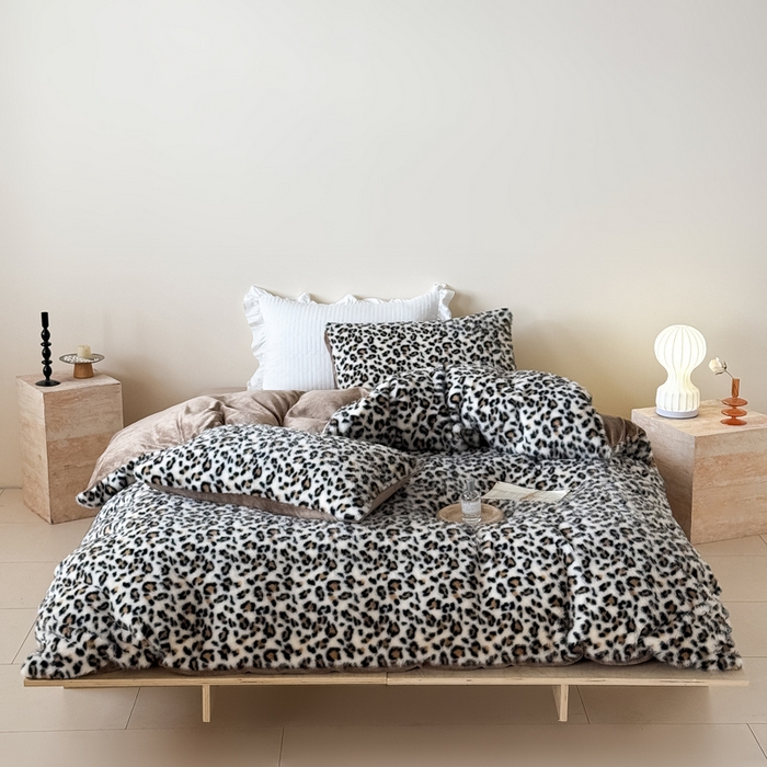 91家纺网 家纺一手货源 找家纺 九花鹿 2025新款丹麦皮草绒水貂绒四件套 豹纹-咖