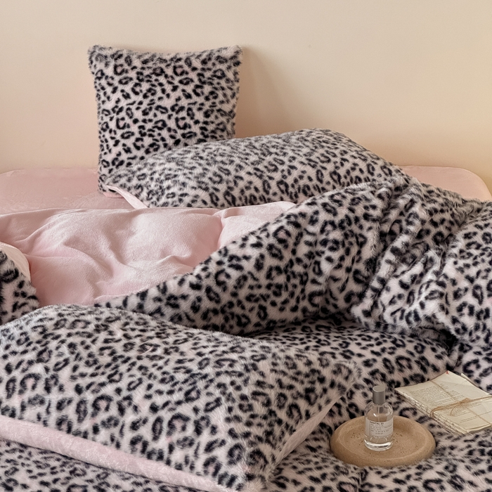 91家纺网 家纺一手货源 找家纺 九花鹿 2025新款丹麦皮草绒水貂绒四件套 豹纹-粉